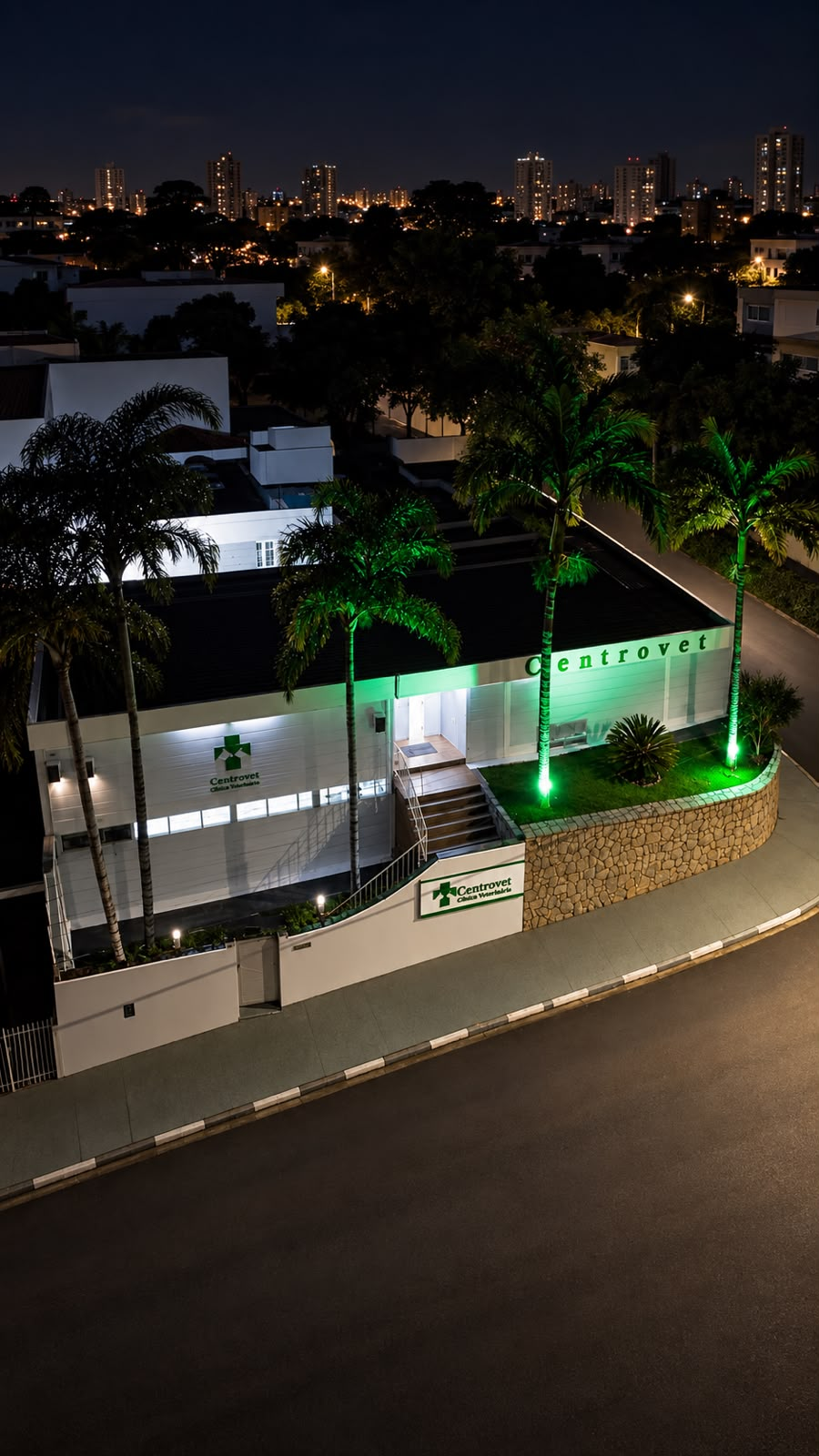 Fachada da Centrovet Itatiba iluminada à noite, pronta para atendimento 24h