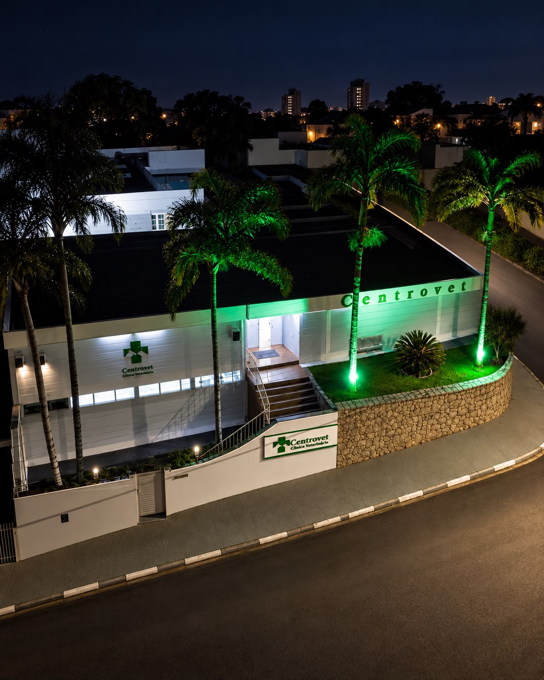 Fachada da Centrovet Itatiba iluminada à noite